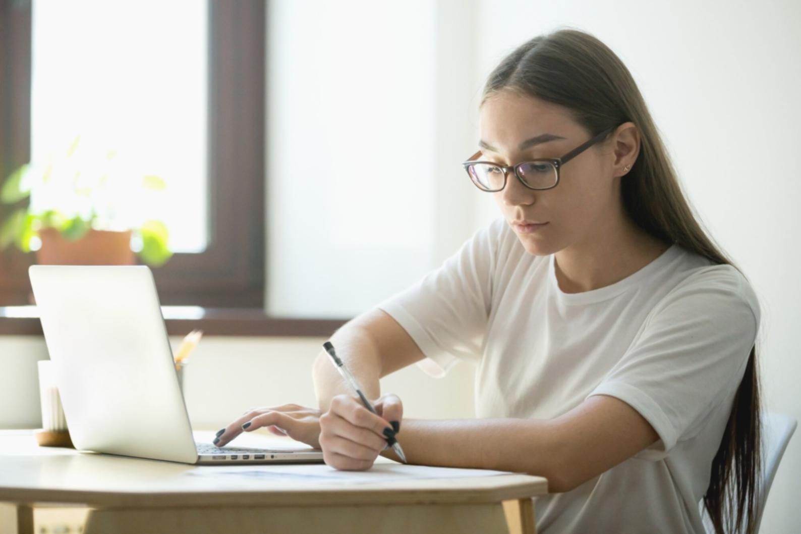 Sesión de formación financiera con participantes trabajando en ejercicios prácticos